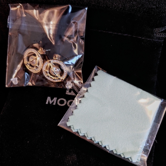 NIB Capricorn Zodiac Goldtone and Crystal Earrings - Picture 3 of 3